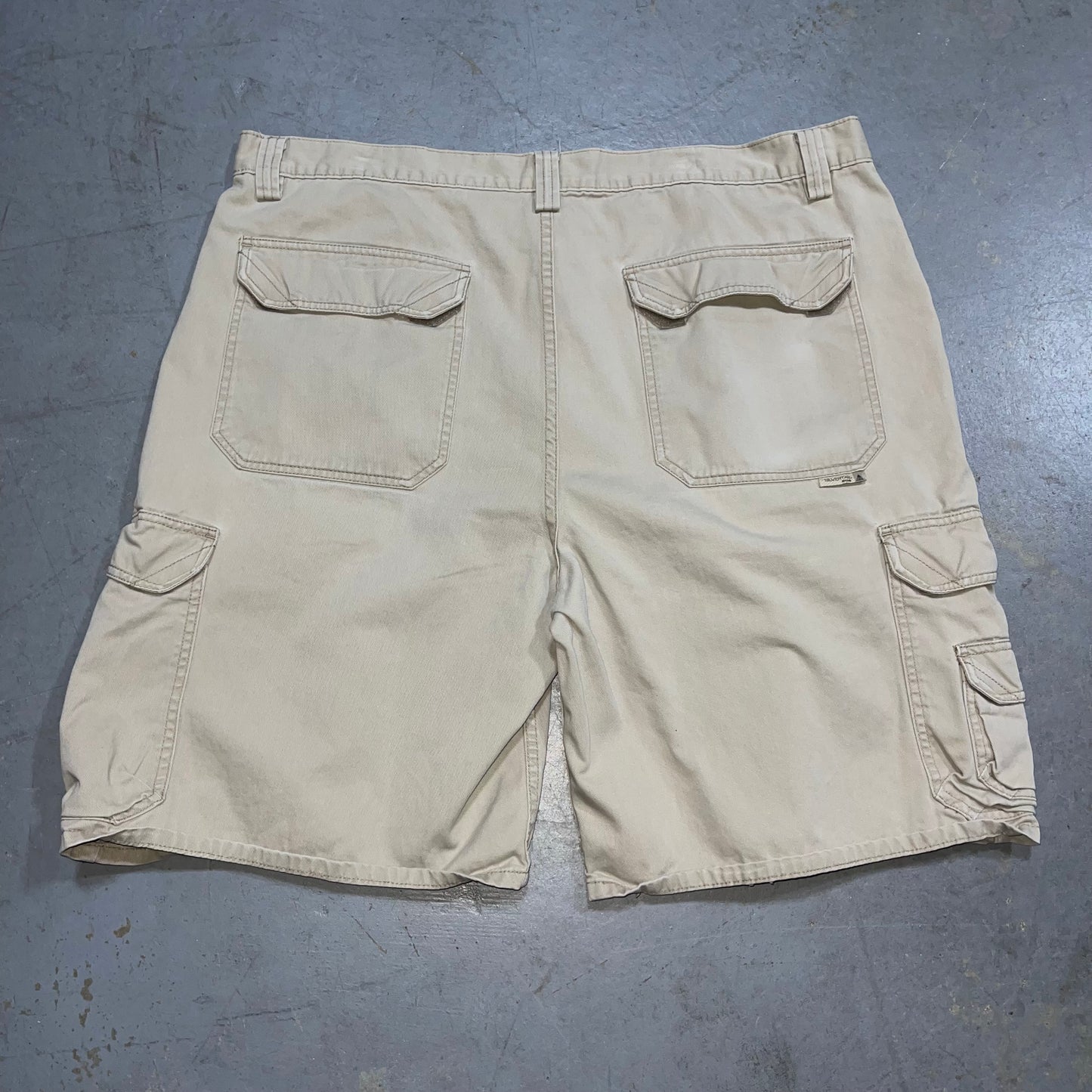 Vintage Levi’s Silvertab Khaki Cargo Shorts. Sz 40