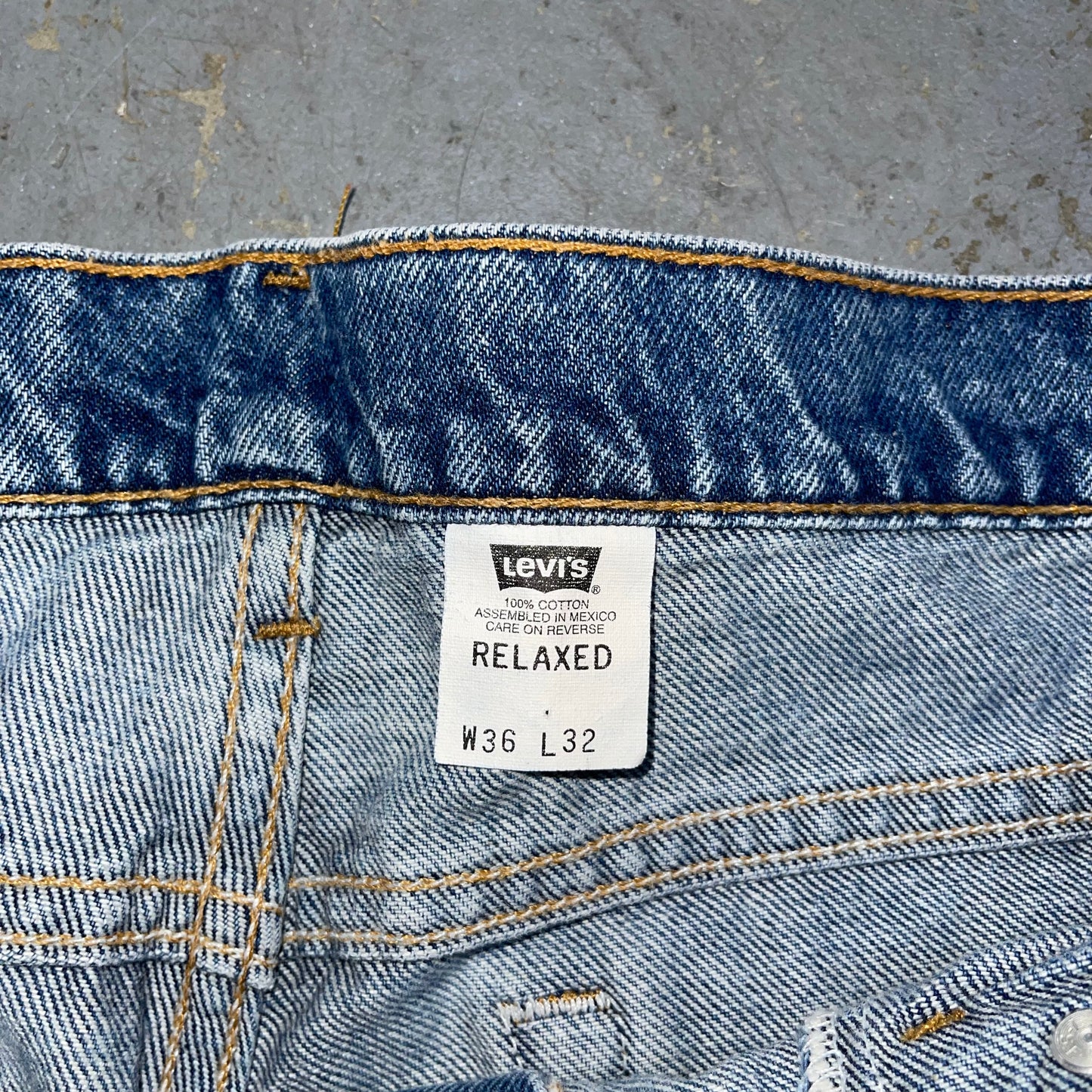 Vintage 90’s Levi’s 540 Relaxed Gold Tab Jeans. Size 36 x 32