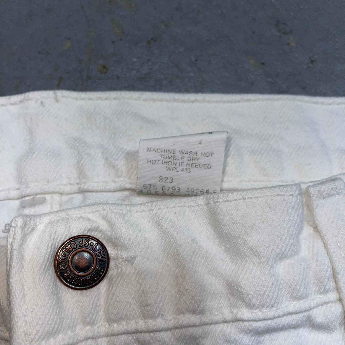 Vintage 90’s Levi’s 550 Orange Tab Jeans. Size 38 x 32