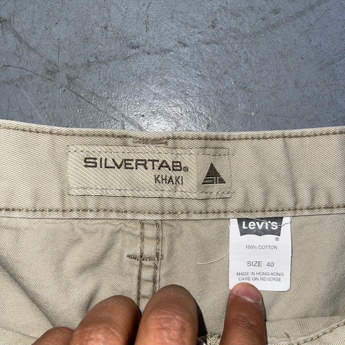 Vintage Levi’s Silvertab Khaki Cargo Shorts. Sz 40