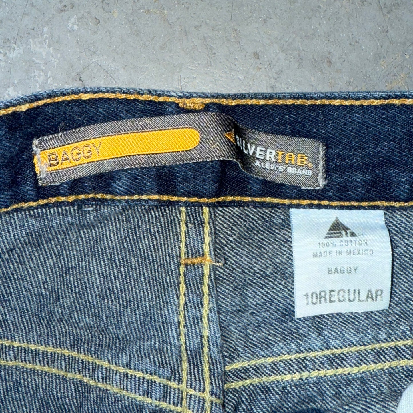 Vintage Y2K Levi’s Silvertab Baggy Jeans. Size 10 Regular 24x23